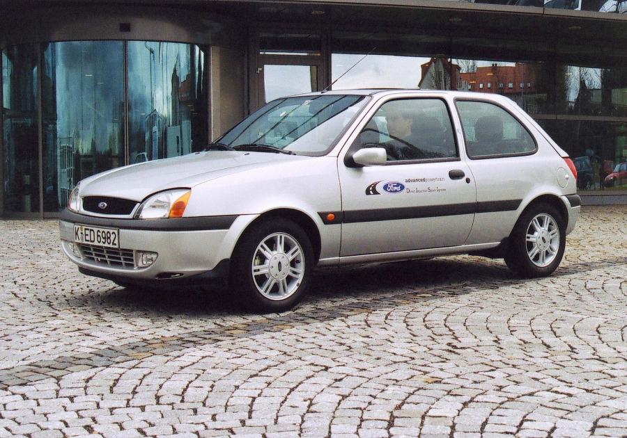  Ford Fiesta 2000 года  (фото 17 из 40)